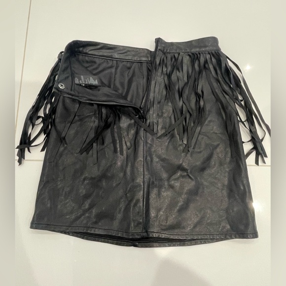 Women’s size 2 tasseled skirt - Picture 2 of 3